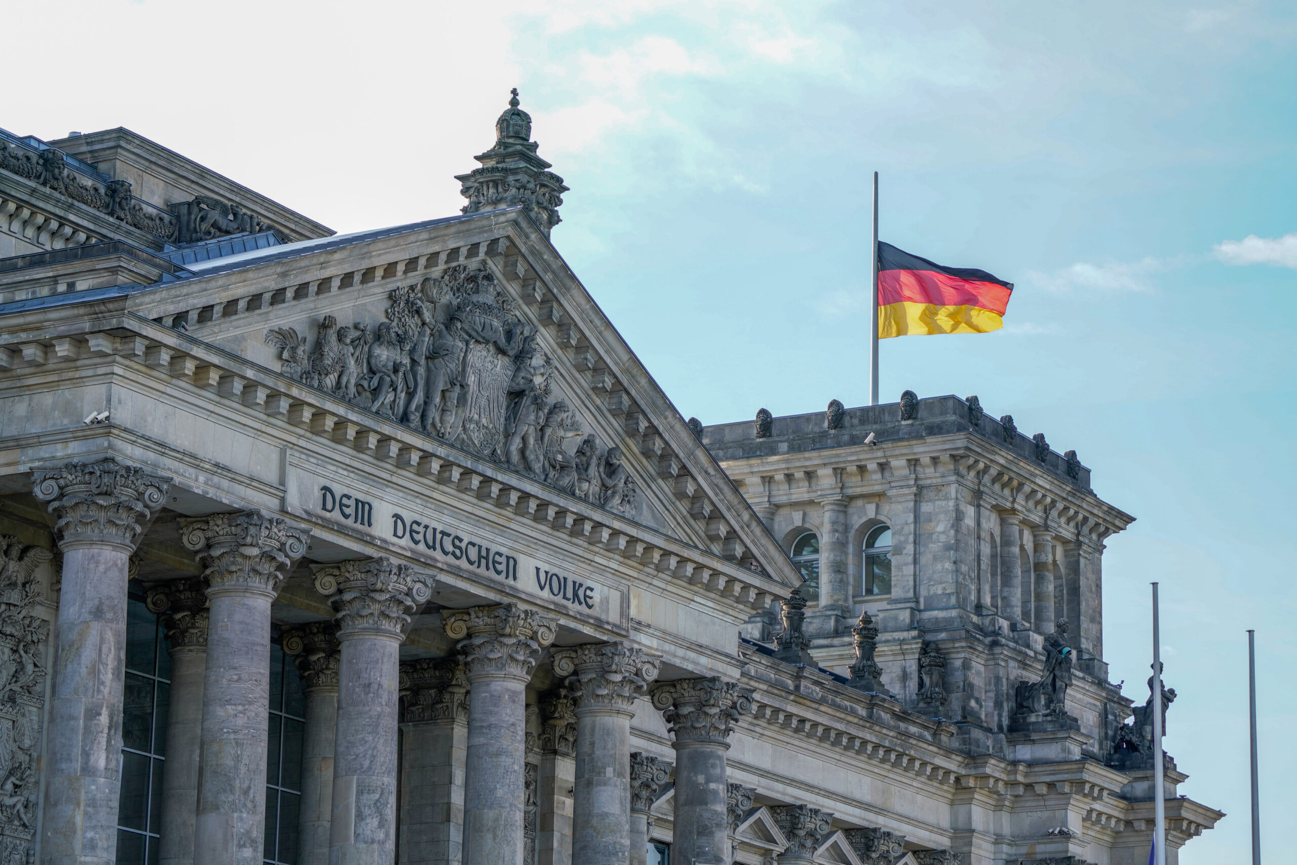 Berlin, Deutschland 7. September 2022: 50. Sitzung des Deutschen Bundestags - 2022 Im Bild: Flaggen auf Halbmast am Reichstagsgebäude in Gedenken an Michail Gorbatschow