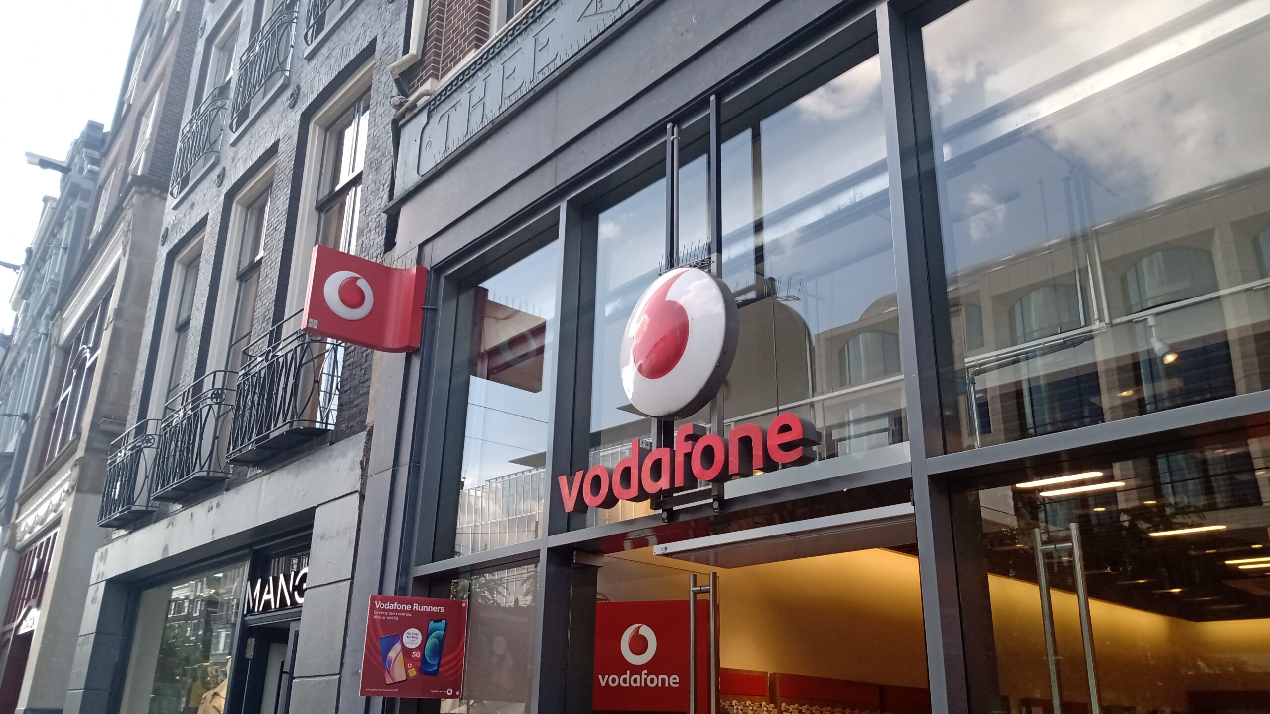 Kalverstraat_Vodafone_store_Amsterdam_2021_04